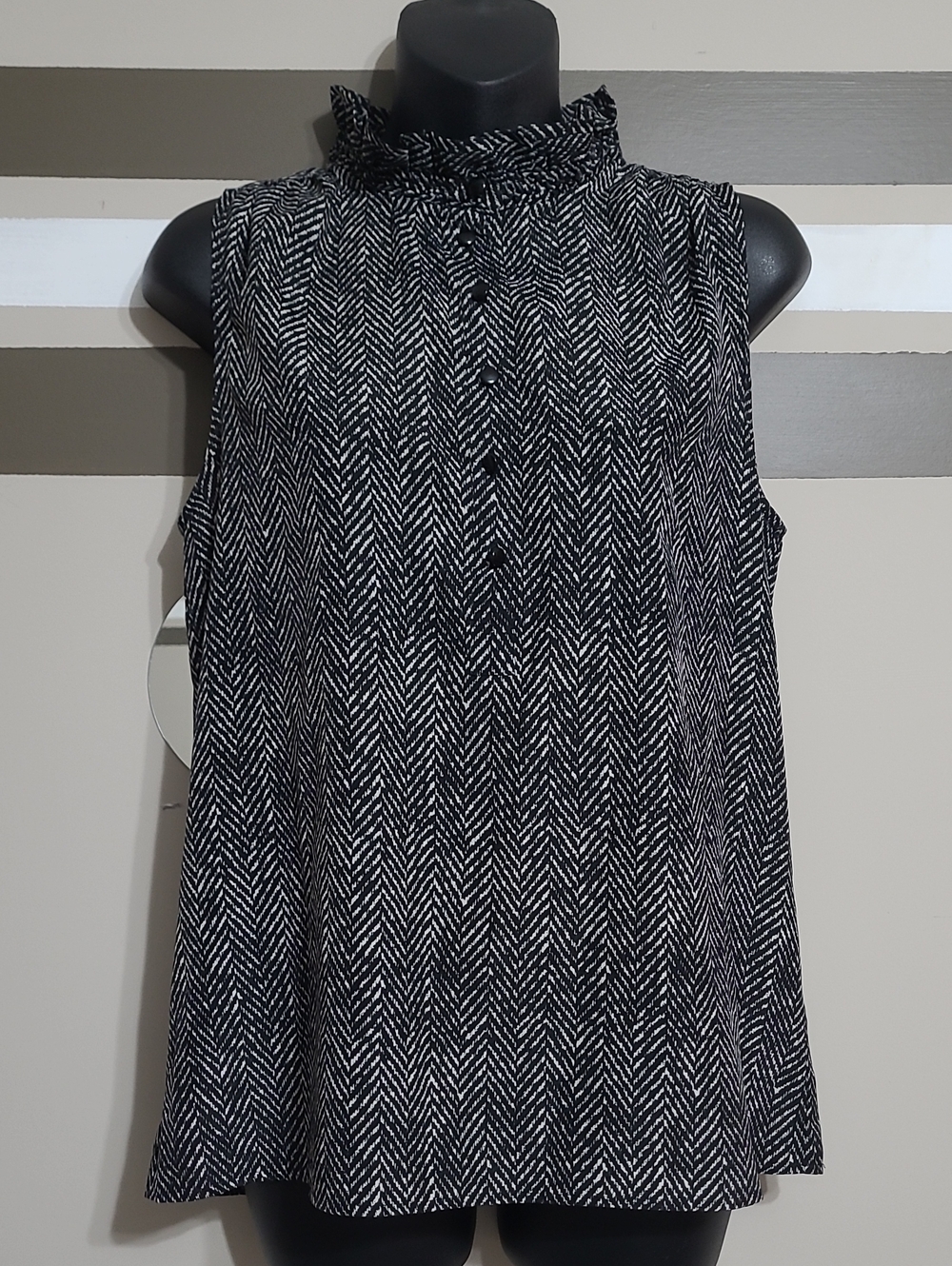 J. Crew Black & White Chevron Sleeveless Ruffle Neck Blouse Sz 6